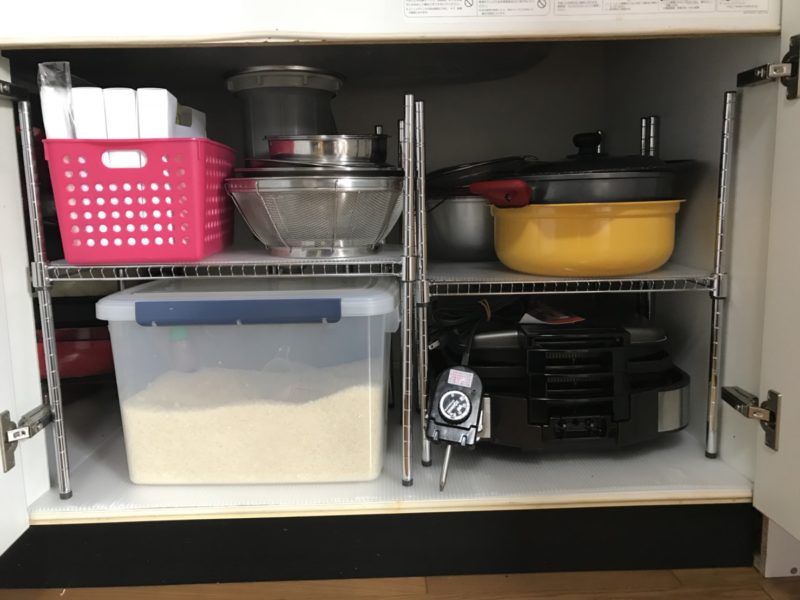 ダイソーのジョイントラックがシンク下収納にピッタリで見た目もスッキリ わたしライフ生活